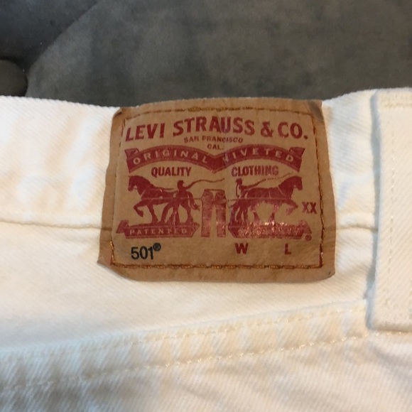 Levi's white Jean shorts - Picture 4 of 6